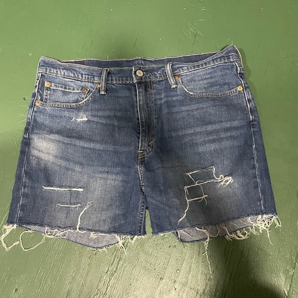 Levi’s Mid Length Shorts - Picture 3 of 3